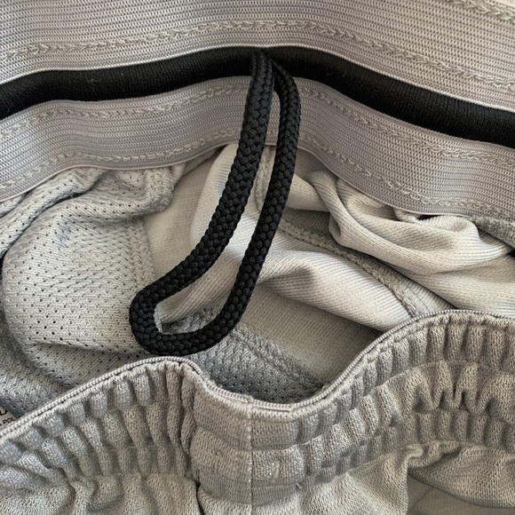 NIKE Gray Dri-Fit boy’s shorts with drawstring - Picture 4 of 12